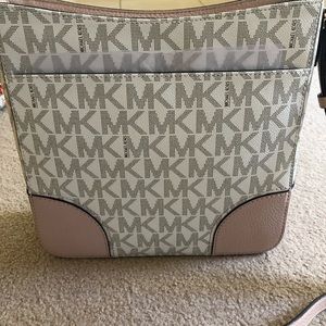 MICHAEL KORS HATTIE VANILLA/BALLET CROSSBODY